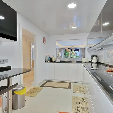 Penthouse By The Lägenhet *