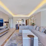 Penthouse By The דירה